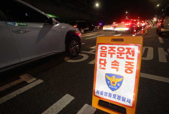 '단계적 일상회복'(위드 코로나) 시행된 후 첫 주말인 11월 6일 새벽 서울 영등포구 도로에서 경찰이 음주운전 단속을 하고 있다. <연합뉴스>